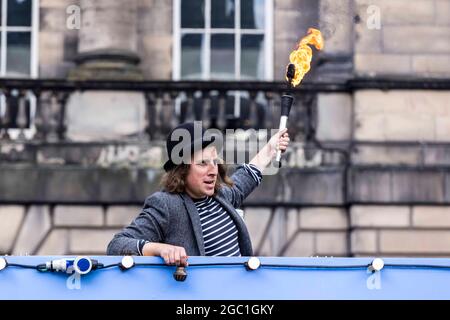 Edinburgh, Großbritannien. August 2021. Im Bild: Ein Straßenkünstler bereitet sich darauf vor, auf einer Bühne direkt an der Royal Mile aufzutreten, wenn das Fringe Festival in Edinburgh beginnt. Kredit: Rich Dyson/Alamy Live Nachrichten Stockfoto