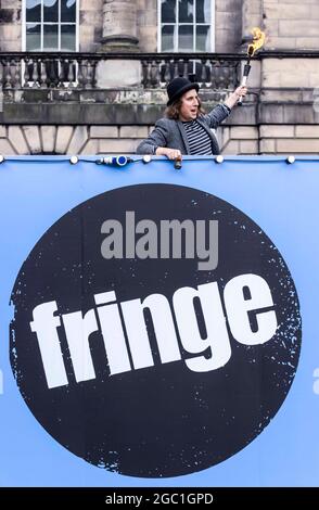 Edinburgh, Großbritannien. August 2021. Im Bild: Ein Straßenkünstler bereitet sich darauf vor, auf einer Bühne direkt an der Royal Mile aufzutreten, wenn das Fringe Festival in Edinburgh beginnt. Kredit: Rich Dyson/Alamy Live Nachrichten Stockfoto