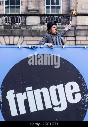 Edinburgh, Großbritannien. August 2021. Im Bild: Ein Straßenkünstler bereitet sich darauf vor, auf einer Bühne direkt an der Royal Mile aufzutreten, wenn das Fringe Festival in Edinburgh beginnt. Kredit: Rich Dyson/Alamy Live Nachrichten Stockfoto