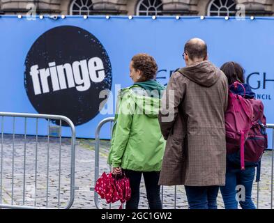 Edinburgh, Großbritannien. August 2021. Im Bild: Eine kleine Gruppe wartet darauf, dass die ersten Straßentheater beginnen, wenn das Edinburgh Fringe Festival seine 24-tägige Reihe von gemischten Online- und persönlichen Aufführungen beginnt. Kredit: Rich Dyson/Alamy Live Nachrichten Stockfoto