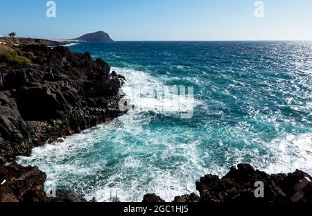 Los Abrigos Küste und Promenade mit Blick auf Montana Roja oder Rosie Mountain, Teneriffa, Kanarische Inseln, Spanien Stockfoto