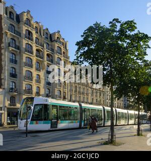 Paris, moderne Straßenbahnlinie T3, Porte de Vincennes // Paris, moderne Straßenbahnlinie T3, Porte de Vincennes Stockfoto