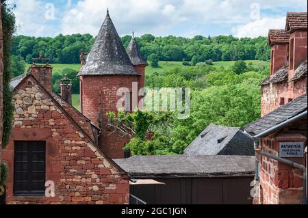 Collonges-la-Rouge, ein Juwel aus rotem Sandstein von Corrèze, gilt als eines der schönsten Dörfer Frankreichs. Stockfoto