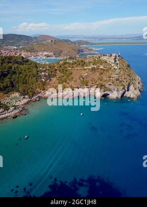 Italien, Toskana, Provinz Grosseto, Argentario, Luftaufnahme der Festung Aldobrandesca von Porto Ercole, besser bekannt als die spanische Fo Stockfoto