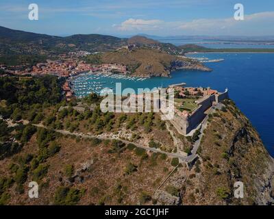 Italien, Toskana, Provinz Grosseto, Argentario, Luftaufnahme der Festung Aldobrandesca von Porto Ercole, besser bekannt als die spanische Fo Stockfoto