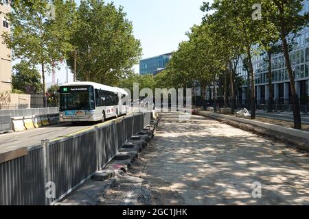 Paris, moderne Straßenbahnlinie T3, Bd des Marechaux // Paris, moderne Straßenbahnlinie T3, Bd des Marechaux Stockfoto