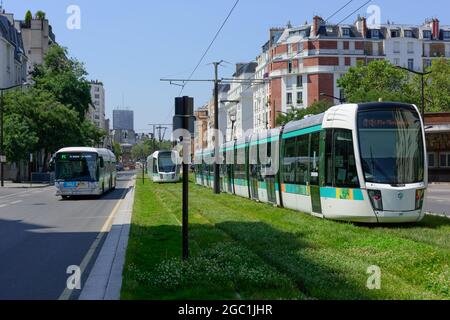 Paris, moderne Straßenbahnlinie T3, PC Bd Berthier // Paris, Moderne Tramway-Linie T3, PC Bd Berthier Stockfoto