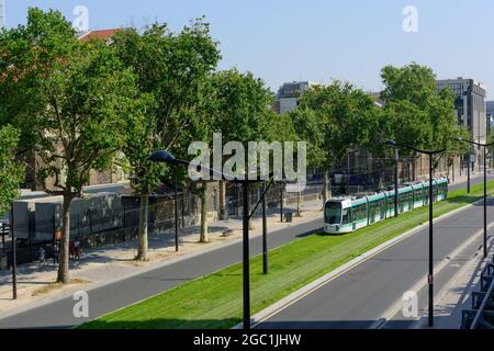 Paris, moderne Straßenbahnlinie T3, Bd des Marechaux // Paris, moderne Straßenbahnlinie T3, Bd des Marechaux Stockfoto