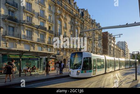 Paris, moderne Straßenbahnlinie T3, Porte de Vincennes // Paris, moderne Straßenbahnlinie T3, Porte de Vincennes Stockfoto