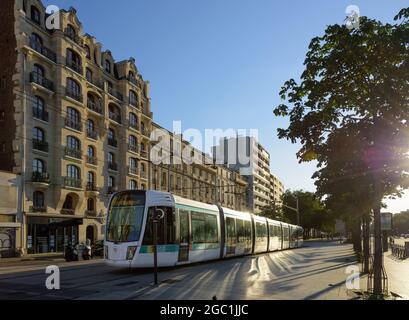 Paris, moderne Straßenbahnlinie T3, Porte de Vincennes // Paris, moderne Straßenbahnlinie T3, Porte de Vincennes Stockfoto