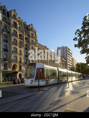 Paris, moderne Straßenbahnlinie T3, Porte de Vincennes // Paris, moderne Straßenbahnlinie T3, Porte de Vincennes Stockfoto