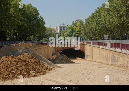 Paris, moderne Straßenbahnlinie T3, Bd des Marechaux, Autounterführung wird zugeschüttet // Paris, Modern Tramway Line T3, Bd des Marechaux Stockfoto