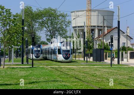 Paris, moderne Straßenbahnlinie T4 // Paris, moderne Straßenbahnlinie T4 Stockfoto