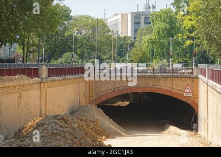 Paris, moderne Straßenbahnlinie T3, Bd des Marechaux, Autounterführung wird zugeschüttet // Paris, Modern Tramway Line T3, Bd des Marechaux Stockfoto