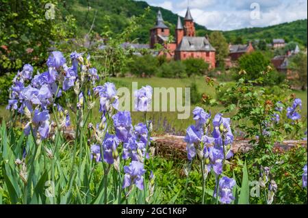 Collonges-la-Rouge, ein Juwel aus rotem Sandstein von Corrèze, gilt als eines der schönsten Dörfer Frankreichs. Stockfoto