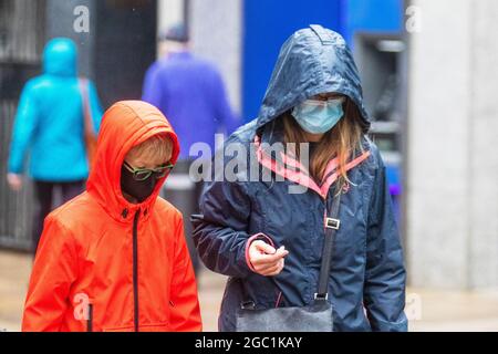 Starker Regen in Preston, Lancashire. Wetter in Großbritannien. 6 August 2021. Sonnenschein und heftige Gewitterschauer im Stadtzentrum. Kredit; MediaWorldImages/AlamyLiveNews Stockfoto