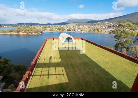 Wenn der Fotograf Teil des Bildes ist. Die Faro Bar und das Restaurant im Museum für Neue und Alte Kunst (MONA) in Hobart, Tasmanien, Australien Stockfoto