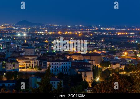 Bergamo , Lombardei , Italien : Nachtpanorama Stockfoto