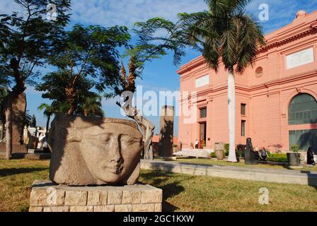 Kairo Ägypten. Ca. Dezember 2019. Ein ägyptischer Kopf vor dem Museum. Das Äußere des Ägyptischen Museums wurde 1901 erbaut. Stockfoto