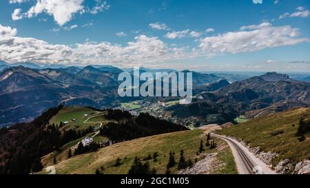 SchafbergBahn Zahnradbahn von St. Wolfgang auf den Schafberg, Österreich.Fahrt auf die Spitze der Alpen durch üppige Felder und grüne Wälder Stockfoto
