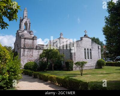 LA TOJA, SPANIEN - 24. JULI 2021: Ermida de San Campio e San Sebastian Schrein bedeckt mit Jakobsmuscheln auf der Insel La Toja, Pontevedra, Galicien, Spai Stockfoto