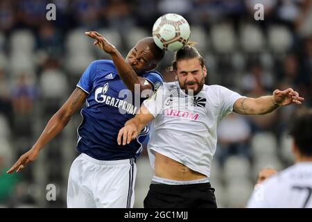 Freiburg, Deutschland. 20. Aug 2016. firo: Fuvuball, Fußball: 08/20/2016 1. Bundesliga, Saison 2016/2017: DFB-Pokal, DFB Pokal, 1. Runde, FC 08 Villingen - FC Schalke 04, S04, Naldo (Schalke) in den Duellen mit Dragan Ovuka (Villingen ) Credit: dpa/Alamy Live News Stockfoto