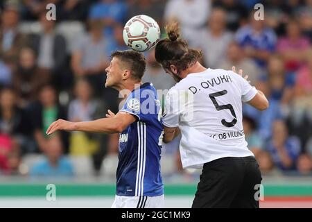 Freiburg, Deutschland. 20. Aug 2016. firo: Fuvuball, Fußball: 08/20/2016 1. Bundesliga, Saison 2016/2017: DFB-Pokal, DFB Pokal, 1. Runde, FC 08 Villingen - FC Schalke 04, S04, Klaas-Jan Huntelaar (Schalke) im Duell mit Dragan Ovuka (Villingen) Credit: dpa/Alamy Live News Stockfoto