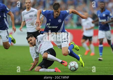 Freiburg, Deutschland. 20. Aug 2016. firo: Fuvuball, Fußball: 08/20/2016 1. Bundesliga, Saison 2016/2017: DFB-Pokal, DFB Pokal, 1. Runde, FC 08 Villingen - FC Schalke 04, S04, Klaas-Jan Huntelaar (Schalke) im Duell mit Gianluca Serpa (Villingen) Credit: dpa/Alamy Live News Stockfoto