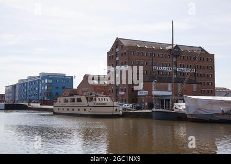 Gloucester Quays mit Gloucestershire College und alten Lagerhäusern Stockfoto