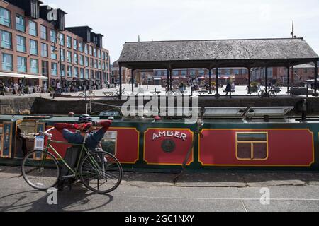 Ein Radfahrer entspannt sich am Gloucester Quay in Großbritannien Stockfoto