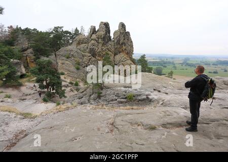 05. August 2021, Sachsen-Anhalt, Timmenrode: Ein Wanderer geht den Weg entlang, der über die Teufelsmauer nach Blankenburg zur Felsformation drei Zinnen führt. Der Felsen wird auch als "Hamburger Wappen" bezeichnet, da die Form des Felsens an das Wappen der Hansestadt erinnert. Foto: Matthias Bein/dpa-Zentralbild/ZB Stockfoto