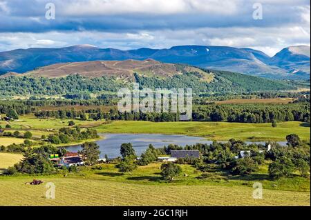 Blick nach Osten in Richtung Cairn Gorm (links) in der Cairngorms-Bergkette in der Nähe von Aviemore Strathspey Highland Scotland Stockfoto