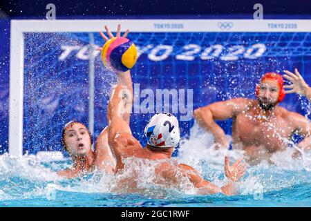 TOKIO, JAPAN - 6. AUGUST: Dusan Mandic aus Serbien während des Halbfinalspiels der Männer beim Olympischen Wasserball-Turnier Tokio 2020 zwischen Serbien und Spanien am 6. August 2021 im Tatsumi Waterpolo Center in Tokio, Japan (Foto: Marcel ter Bals/Orange Picles) Stockfoto