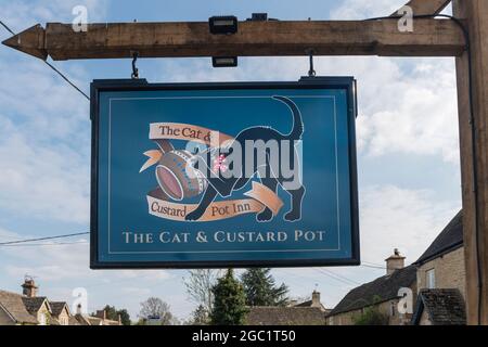 Das Schild Cat & Custard Pot Pub and Inn, Cotswold Village of Shipton Moyne, Gloucestershire, Großbritannien Stockfoto