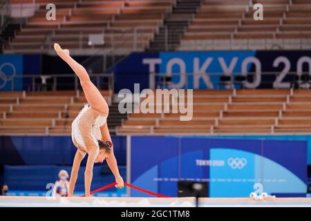 Tokio, Japan. August 2021. Dina Averina (ROC) rhythmische Gymnastik: Individuelle Allround-Qualifikation während der Olympischen Spiele 2020 in Tokio im Ariake Gymnastik Center in Tokio, Japan. Quelle: Kohei Maruyama/AFLO/Alamy Live News Stockfoto