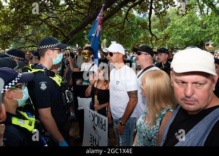 Während der weltweiten Demonstration für Freiheit in Melbourne am 20. März 2021 in Flagstaff Gardens, Melbourne, Australien, werden Demonstranten bei der Polizei angeschrien. In mehr als 40 Ländern der Welt werden Demonstrationen abgehalten, um die Grundrechte zurückzufordern und sich gegen übermäßige COVID-19-Beschränkungen zu wehren. Kredit: Mikko Robles/Geschwindigkeit Medien/Alamy Live Nachrichten Stockfoto