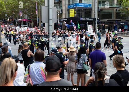 Während der weltweiten Demonstration für Freiheit in Melbourne, die am 20. März 2021 in Flagstaff Gardens, Melbourne, Australien begann, werden Demonstranten in Richtung Bourke Street Mall marschiert. In mehr als 40 Ländern der Welt werden Demonstrationen abgehalten, um die Grundrechte zurückzufordern und sich gegen übermäßige COVID-19-Beschränkungen zu wehren. Kredit: Mikko Robles/Geschwindigkeit Medien/Alamy Live Nachrichten Stockfoto