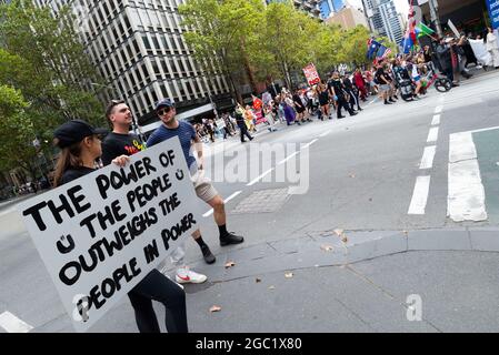 Während der weltweiten Demonstration für Freiheit in Melbourne, die am 20. März 2021 in Flagstaff Gardens, Melbourne, Australien begann, werden Demonstranten durch die Straßen marschiert. In mehr als 40 Ländern der Welt werden Demonstrationen abgehalten, um die Grundrechte zurückzufordern und sich gegen übermäßige COVID-19-Beschränkungen zu wehren. Kredit: Mikko Robles/Geschwindigkeit Medien/Alamy Live Nachrichten Stockfoto