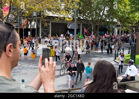 Während der weltweiten Demonstration für Freiheit in Melbourne, die am 20. März 2021 in Flagstaff Gardens, Melbourne, Australien, begann, wird die Öffentlichkeit beobachtet, wie die Demonstranten beginnen, zur Kreuzung der Flinders Street zu marschieren. In mehr als 40 Ländern der Welt werden Demonstrationen abgehalten, um die Grundrechte zurückzufordern und sich gegen übermäßige COVID-19-Beschränkungen zu wehren. Kredit: Mikko Robles/Geschwindigkeit Medien/Alamy Live Nachrichten Stockfoto