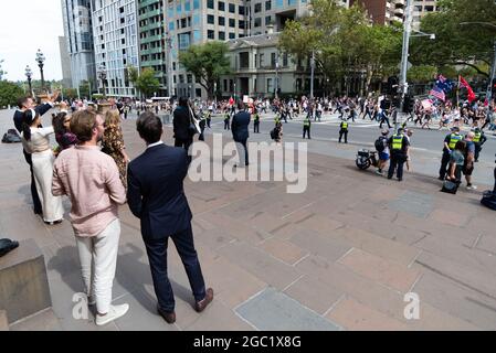 Während der weltweiten Demonstration für Freiheit in Melbourne, die am 20. März 2021 in den Flagstaff Gardens in Melbourne, Australien, begann, werden Brautpaar auf die Demonstranten winken sehen. In mehr als 40 Ländern der Welt werden Demonstrationen abgehalten, um die Grundrechte zurückzufordern und sich gegen übermäßige COVID-19-Beschränkungen zu wehren. Kredit: Mikko Robles/Geschwindigkeit Medien/Alamy Live Nachrichten Stockfoto