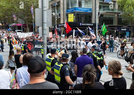 Während der weltweiten Demonstration für Freiheit in Melbourne, die am 20. März 2021 in Flagstaff Gardens, Melbourne, Australien begann, werden Demonstranten in Richtung Bourke Street Mall marschiert. In mehr als 40 Ländern der Welt werden Demonstrationen abgehalten, um die Grundrechte zurückzufordern und sich gegen übermäßige COVID-19-Beschränkungen zu wehren. Kredit: Mikko Robles/Geschwindigkeit Medien/Alamy Live Nachrichten Stockfoto