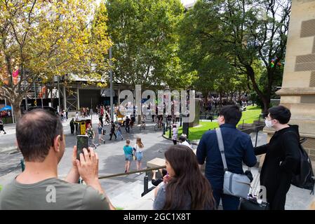 Während der weltweiten Demonstration für Freiheit in Melbourne, die am 20. März 2021 in Flagstaff Gardens, Melbourne, Australien, begann, wird die Öffentlichkeit beobachtet, wie die Demonstranten beginnen, zur Kreuzung der Flinders Street zu marschieren. In mehr als 40 Ländern der Welt werden Demonstrationen abgehalten, um die Grundrechte zurückzufordern und sich gegen übermäßige COVID-19-Beschränkungen zu wehren. Kredit: Mikko Robles/Geschwindigkeit Medien/Alamy Live Nachrichten Stockfoto