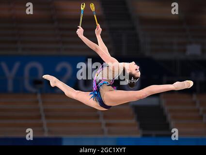 Tokio, Japan. August 2021. Dina Averina vom ROC tritt während der rhythmischen Gymnastik bei den Olympischen Spielen 2020 in Tokio, Japan, am 6. August 2021 auf. Quelle: Cheng Min/Xinhua/Alamy Live News Stockfoto