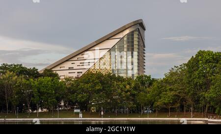 Kota Kinabalu, Sabah, Malaysia - 24. April 2021 : wunderschöner Blick auf das Bibliotheksgebäude vom Perdana Park, Tanjung aru Kota Kinabalu, Sabah, Malaysia Stockfoto