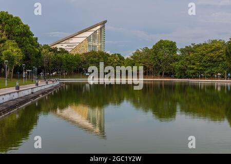 Kota Kinabalu, Sabah, Malaysia - 24. April 2021 : wunderschöner Blick auf das Bibliotheksgebäude vom Perdana Park, Tanjung aru Kota Kinabalu, Sabah, Malaysia Stockfoto