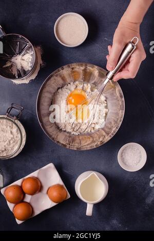 Tisch mit Backwaren und Werkzeugen. Kulinarisches Backkonzept. Stockfoto