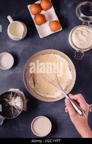 Tisch mit Backwaren und Werkzeugen. Kulinarisches Backkonzept. Stockfoto