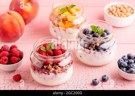 Gesundes Frühstück. Müsli/Müsli Joghurt und Obst in Gläsern serviert. Stockfoto