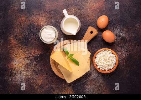 Set aus verschiedenen frischen Milchprodukten, Draufsicht. Stockfoto