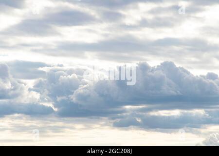 Himmel mit lila, flauschigen Wolken. Hintergrundtextur Stockfoto